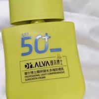 瑷尔博士无感防晒霜是一款备受欢迎的防晒产品，其独特的物理和化学双重防晒机制，为肌肤提供全波段防护