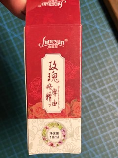 低端玫瑰精油放电脑桌的加湿器里