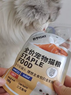 这款产品以其均衡的营养配比和优质的食材选择而备受猫奴们的青睐。