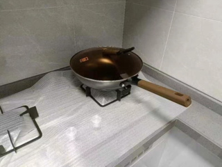康巴赫铸铁炒锅 - 传统老式家用铁锅，无涂层设计，兼容燃气灶和电磁炉