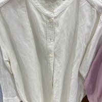 优衣库的女装立领衬衫，是麻混纺条纹的