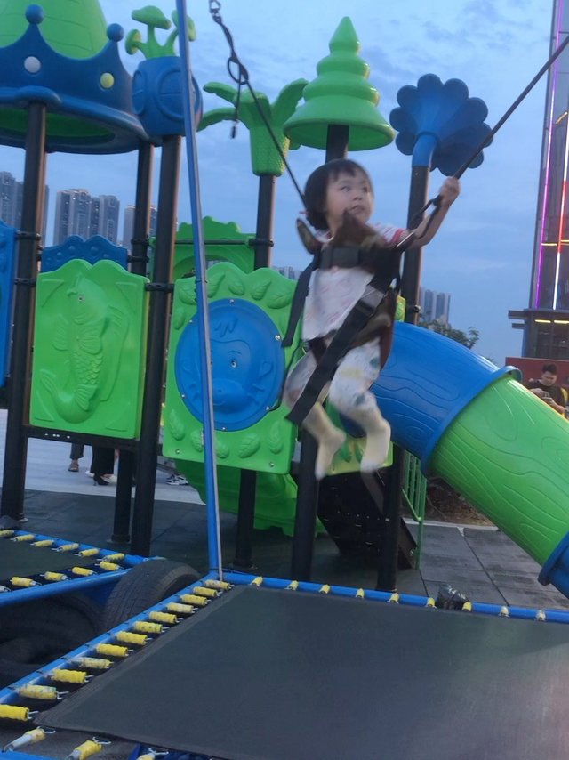 蹦蹦床，该是他们这一代的童年吧。