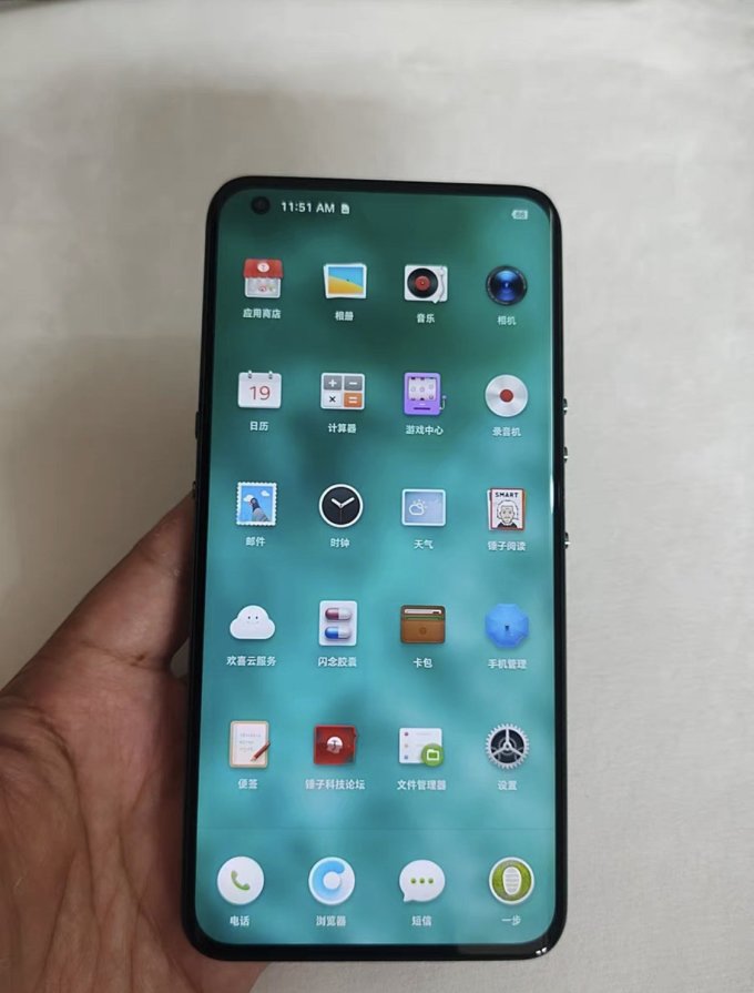 它的外观设计延续了坚果手机一贯的工业风,6