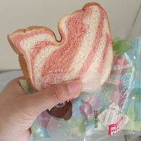 是蝴蝶🦋形状的红豆提子面包耶~