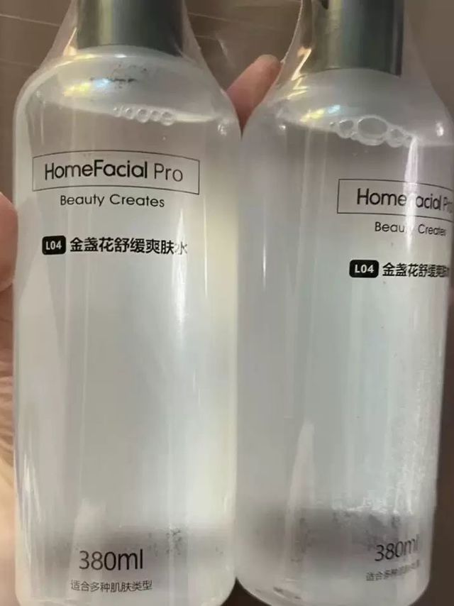 HFP金盏花爽肤水是一款针对油皮痘肌设计的护肤产品，具有修护补水、清爽控油等多重功效。