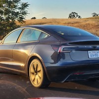 科技评论 篇二十五：改装特斯拉Model3测试车现身加州，未来的特斯拉出租车原型？这样也不错啊