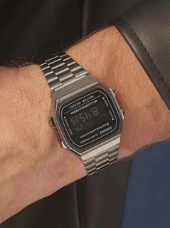 复古潮流的石英手表，卡西欧方块手表。