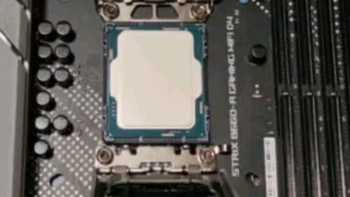 英特尔(Intel) i7-13700KF 酷睿13代处理器，无疑是一枚台式机领域的明星产品！