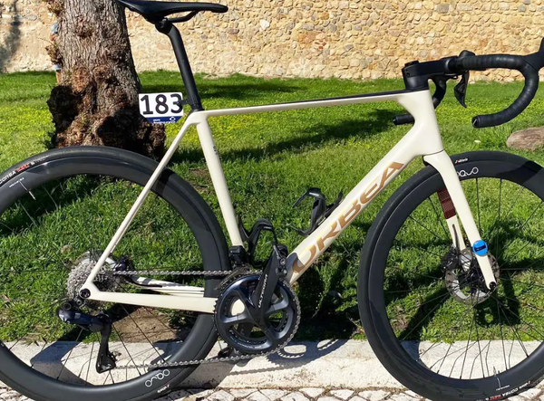 2024骑行指南（683）评论 | 逆潮流的轻量化自行车，Orbea Orca，职业主车组中罕见（2.26）