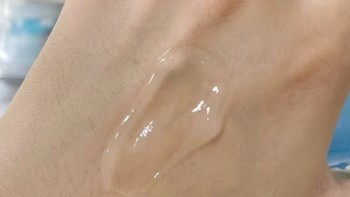油皮而言，仅依靠清水是很难去净油脂的。而且，另一半的护肤品也不一定适合你。