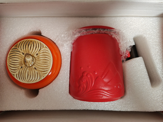 办广发故宫文创卡送的文创礼盒是一套好柿发生的茶具，还挺好看