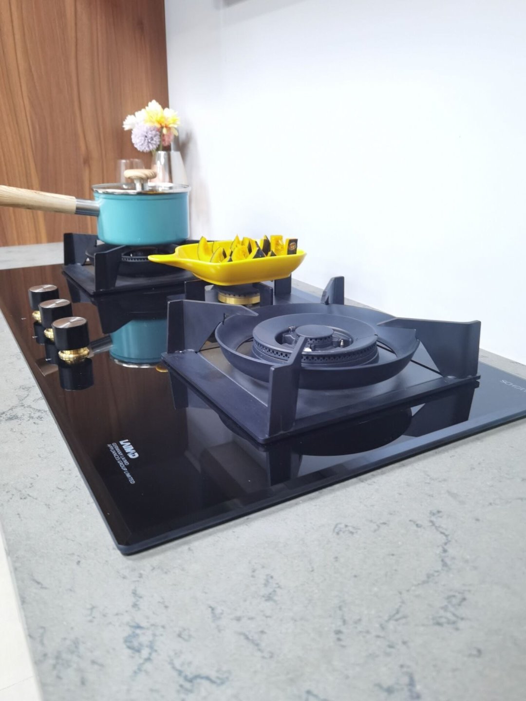 有颜有料的三眼燃气灶