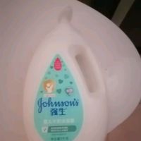 强生（Johnson）牛奶婴儿沐浴露1000g 儿童沐浴露 水润温和保湿沐浴乳液 家庭共享