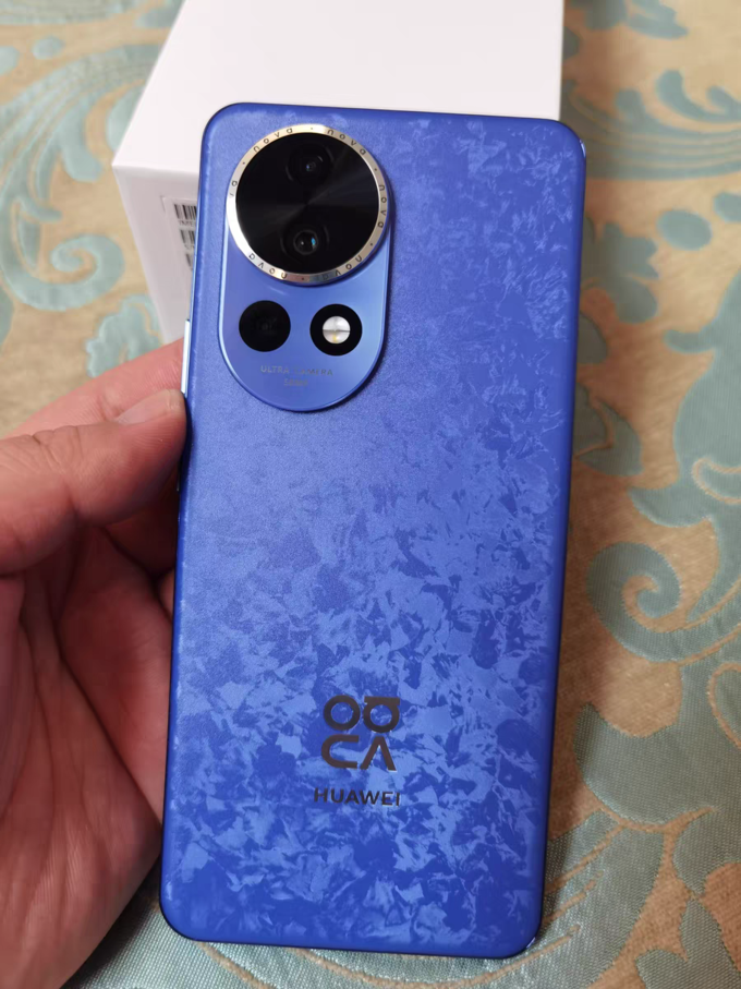 华为nova 12 pro手机怎么样 靓丽的蓝色很难拒绝