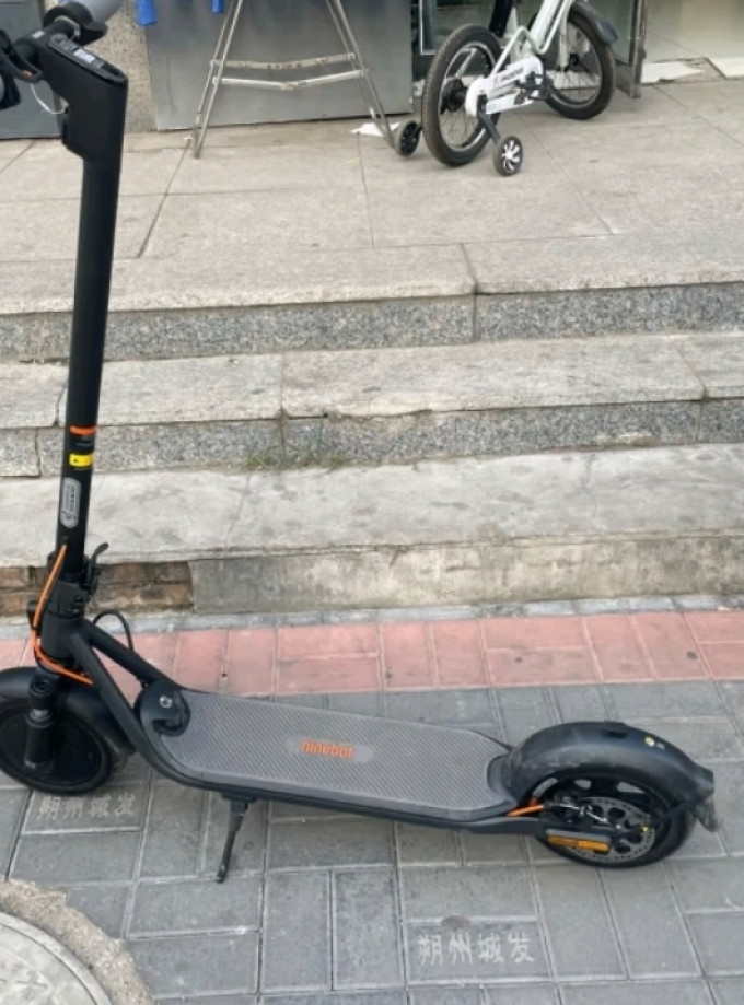 九号电动滑板车轻松折叠说走就走