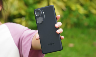 iQOO Neo9S Pro格斗黑配色外观实拍，直屏玩游戏是真的舒服