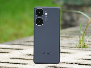 iQOO Neo9S Pro格斗黑配色外观实拍，直屏玩游戏是真的舒服