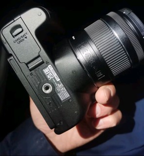这款入门级单反相机，是家用、旅行、vlog拍摄的理想之选
