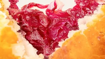 嘉华鲜花饼：品尝云南特产的玫瑰花美味