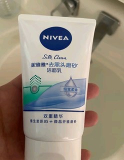 妮维雅（NIVEA）磨砂洁面乳，给脸庞最温和的按摩