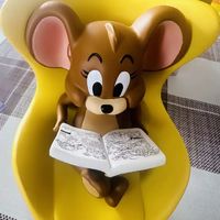 这款手办以猫和老鼠经典动画为灵感，巧妙地将杰瑞与芝士椅子结合在一起，呈现出一种独特的阅读时光氛围