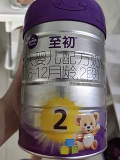 其采用新西兰A2奶源，以生牛乳作为第一奶基原料，确保了奶源的纯净与优质。