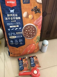 它采用了鲜肉无谷的配方，满足了猫咪对肉类的天然需求