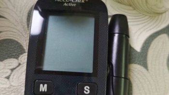 ￼￼罗氏（ROCHE）血糖仪家用活力型免调码测血糖测糖仪糖尿病测试检测仪（内附100片试纸+100支采￼￼