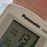 松下（Panasonic）手腕式电子血压计 医用家用便携血压仪进口机芯精准高血压一键测量仪 EW3006