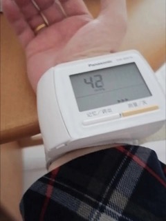 ￼￼松下（Panasonic）手腕式电子血压计 医用家用便携血压仪进口机芯 轻松精准高血压仪 EW-BW16 实用￼￼