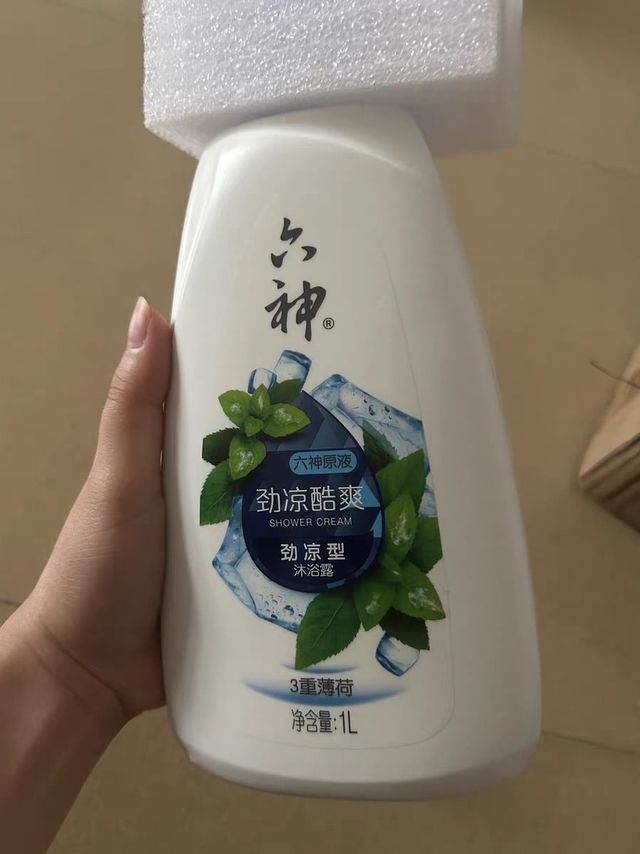 种草六神凉感沐浴乳