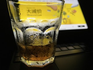 5月25日， 天气雨转阴。回购的POKAL博克尔到了。入夜后来一杯，加冰，享受夜下属于自己的时光。