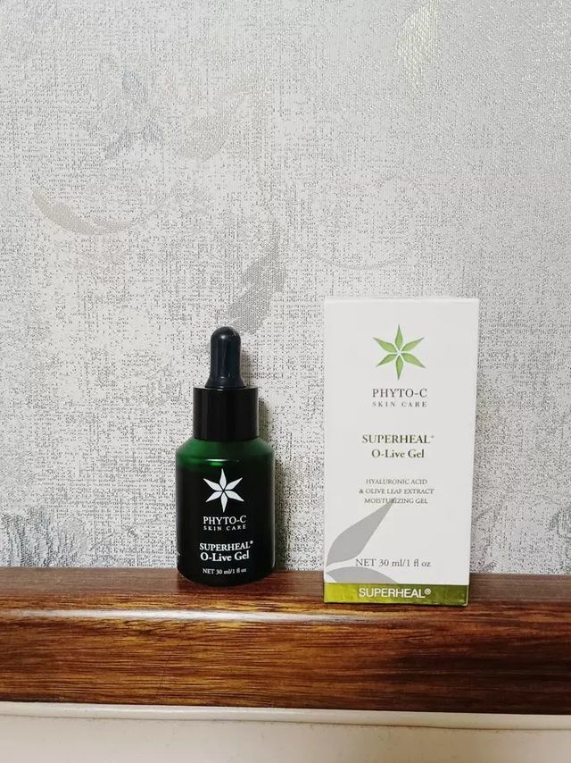 一款专为褪红舒缓敏感肌肤设计的护肤产品，具有多重功效