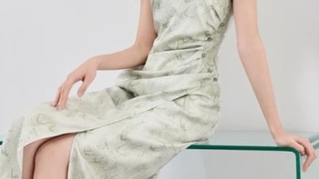三彩竹影清新来袭！2024夏季新款旗袍裙，淡灰绿花卉，优雅开叉设计！
