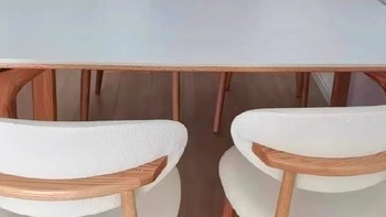 原木奶油风的餐桌让家看上去很宽敞