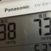 ￼￼松下（Panasonic） 手腕式电子血压计 医用家用便携血压仪进口机芯 轻松精准高血压一键测量仪 EW-￼￼