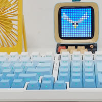绝了！这极地狐轴+冰川配色真好看，而且游戏码字两不误——VGN V98Pro V2三模客制化机械键盘体验