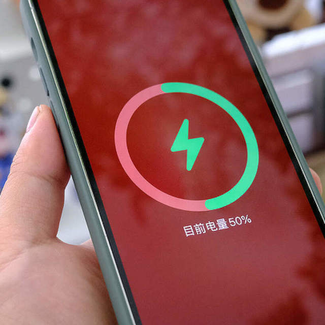 出门没有充电宝？那可不行，西圣PB磁吸无线充电宝来啦！