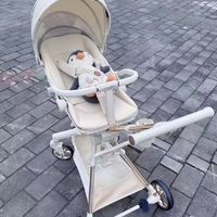 这款婴儿推车的双向推行设计非常实用，