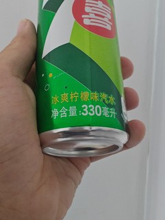 清爽自在的七喜冰爽柠檬味汽水