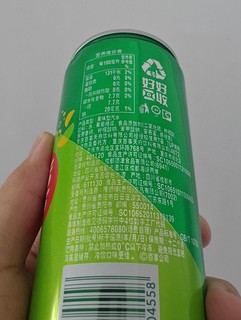 清爽自在的七喜冰爽柠檬味汽水