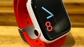 苹果从未投产的 Apple Watch 硅胶表带原型曝光，配金属表扣