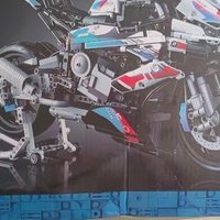 体验乐高宝马M1000RR摩托车模型：机械传动的益智拼装玩具
