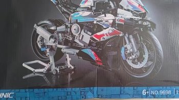 体验乐高宝马M1000RR摩托车模型：机械传动的益智拼装玩具