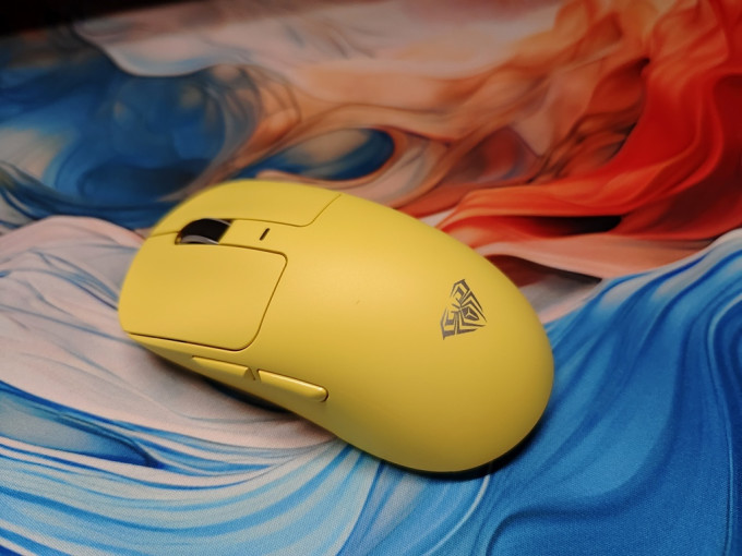 狼蛛sc680三模轻量化游戏鼠标还挺好用