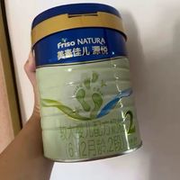 它采用荷兰自控奶源，以生牛乳作为第一奶基原料，同时在脑视力营养和消化吸收营养方面有着更显著的优势