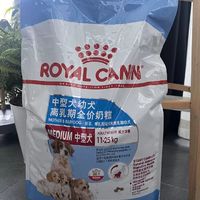 它继承了皇家狗粮的高品质和严谨生产工艺，确保每一粒狗粮都能满足幼犬的成长需求。