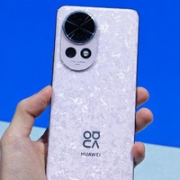 它的正面也类似华为Mate 60 Pro，采用了“灵动岛”的设计，质感方面相当不错！