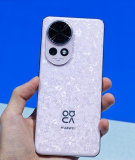 它的正面也类似华为Mate 60 Pro，采用了“灵动岛”的设计，质感方面相当不错！