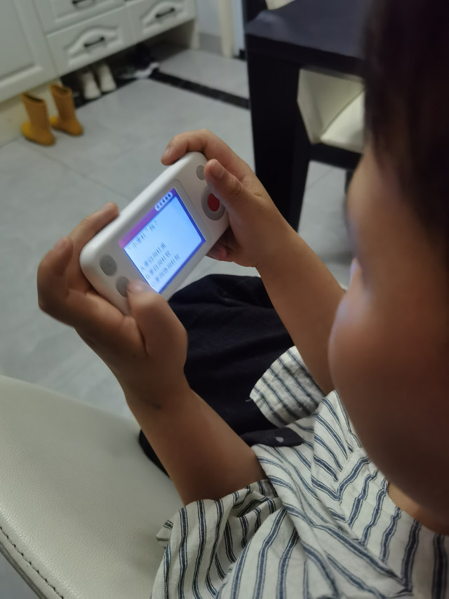 小朋友玩手机游戏的时间再次被挤压，边学习边玩，有趣还能巩固课外知识，推荐